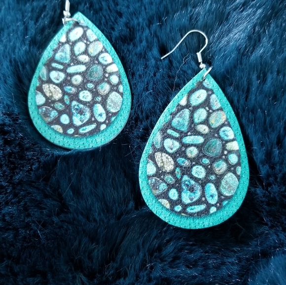 WATERPROOF DANGLE EARRINGS - Picture 5 of 7